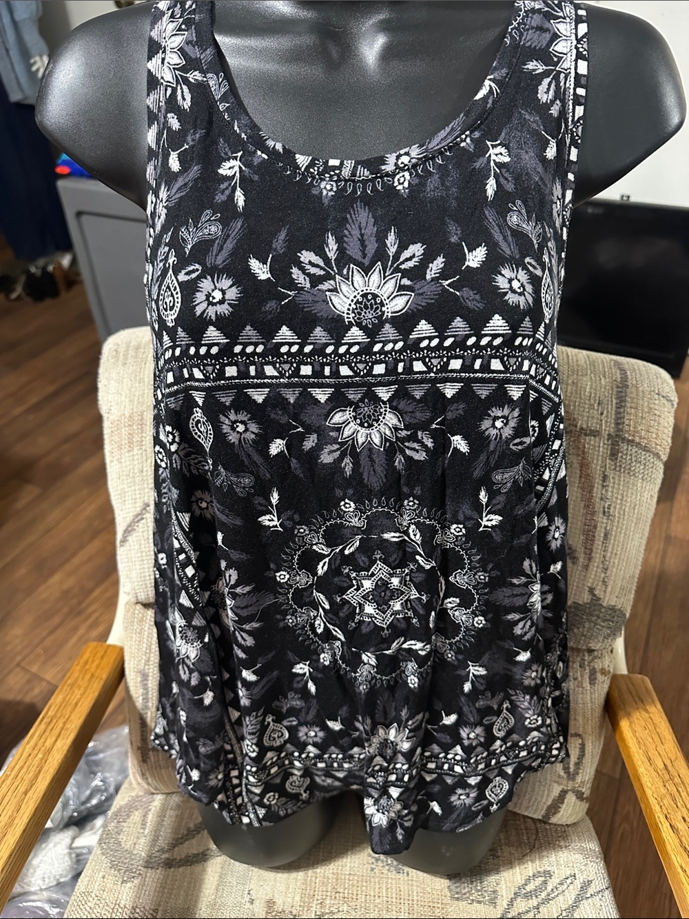 Mudd Black and White Floral Medallion Tank Top